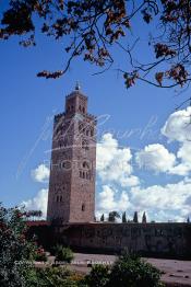 Image du Maroc Professionnelle de  L'ancien minaret de la Koutoubia, érigé en pierre de taille, son édification fut décidée en 1158 par le sultan Almohade Abdel Moumen aussitôt après sa conquête de Marrakech. Devenu l'emblème de la ville touristique du Maroc, ce vieux minaret nécessite une restauration car il est incliné de quelques degré et risque de s'écrouler si rien n'est fait, photographié le Vendredi 19 Décembre 1986. (Photo / Abdeljalil Bounhar)